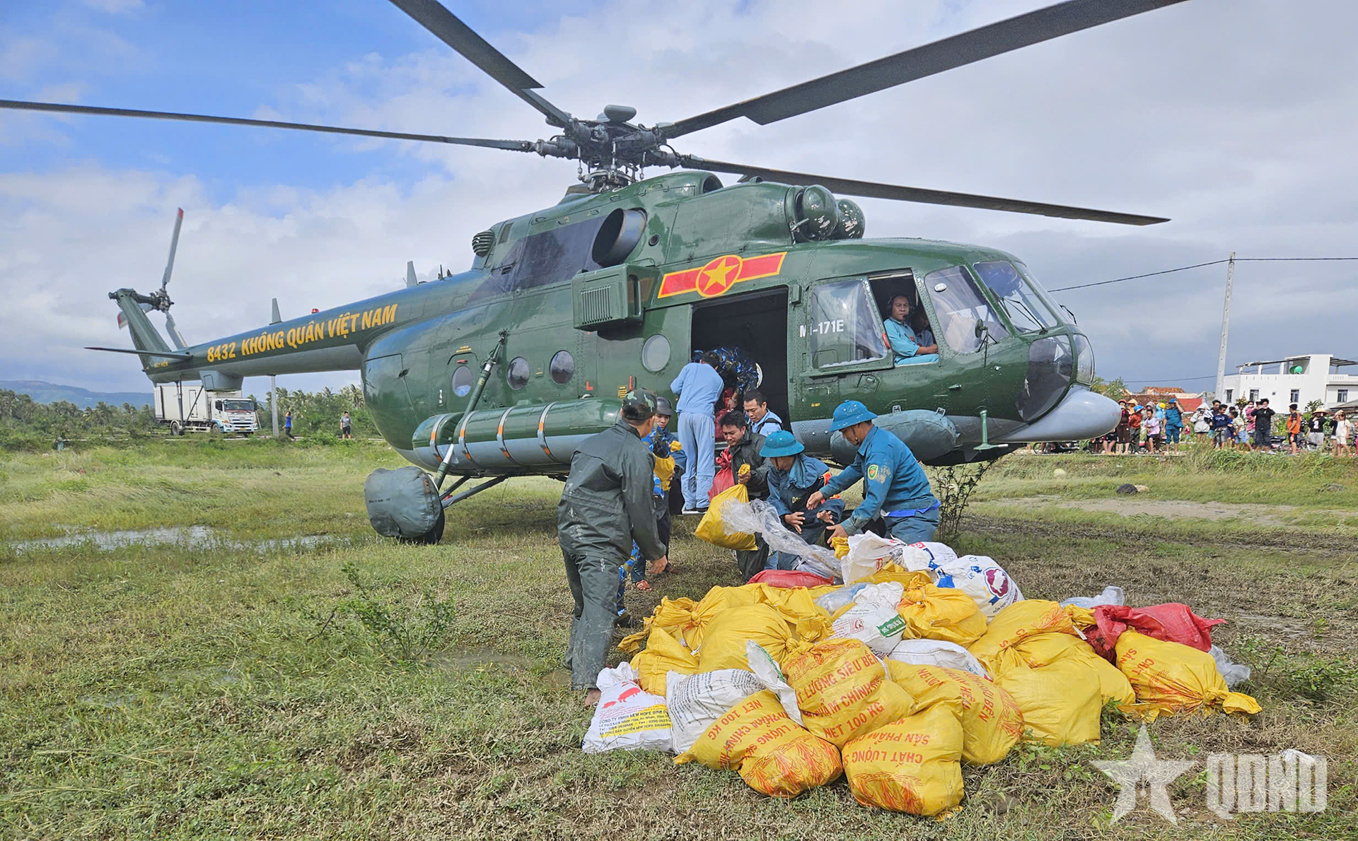 Sư đoàn Không quân 372 tiếp tục thực hiện chuyến bay thứ 2 cứu trợ đồng bào vùng lũ tỉnh Đắk Lắk